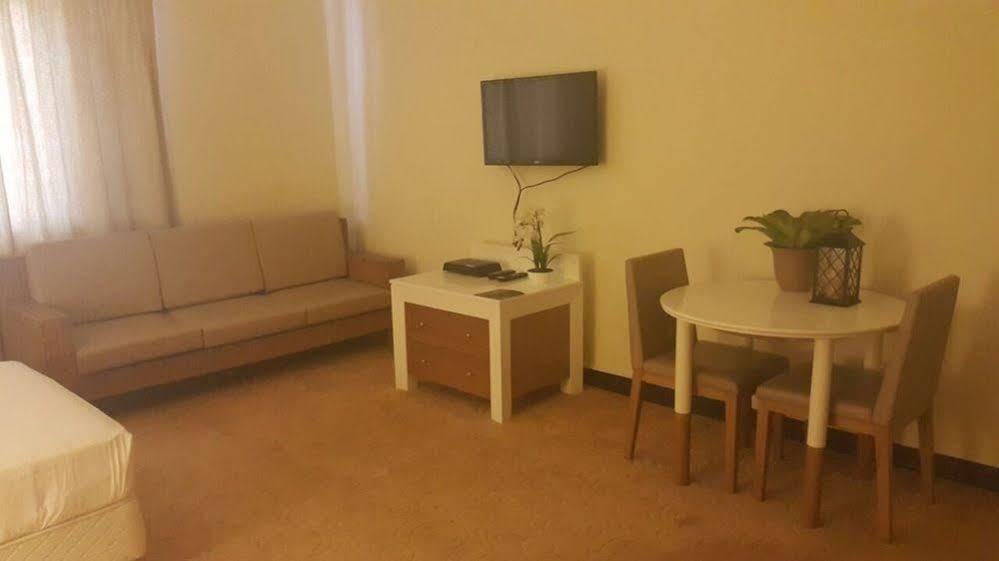 One Pacific Hotel Tamuning Kültér fotó