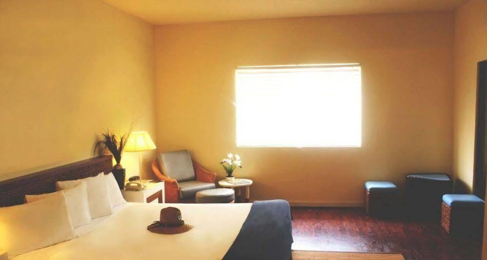 One Pacific Hotel Tamuning Kültér fotó